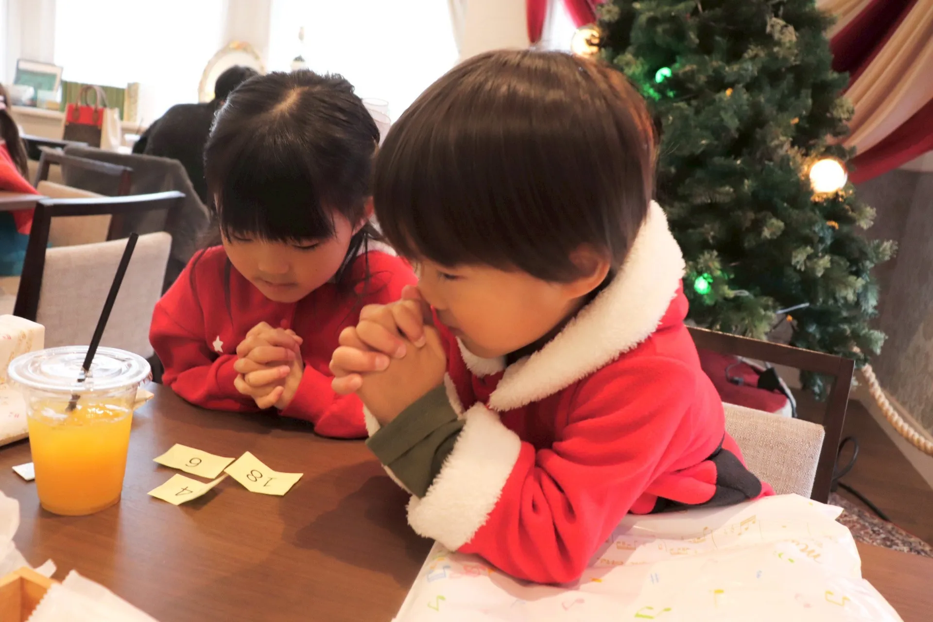 ピアノ演奏の後はプレゼント抽選会📦